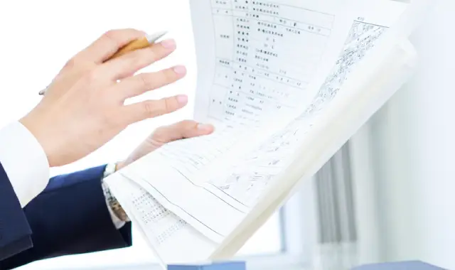 支援計画や書類を丁寧に確認している手元の様子