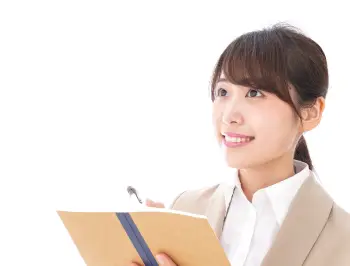 スタッフが記録や書類を確認しながら、支援の準備をしている様子
